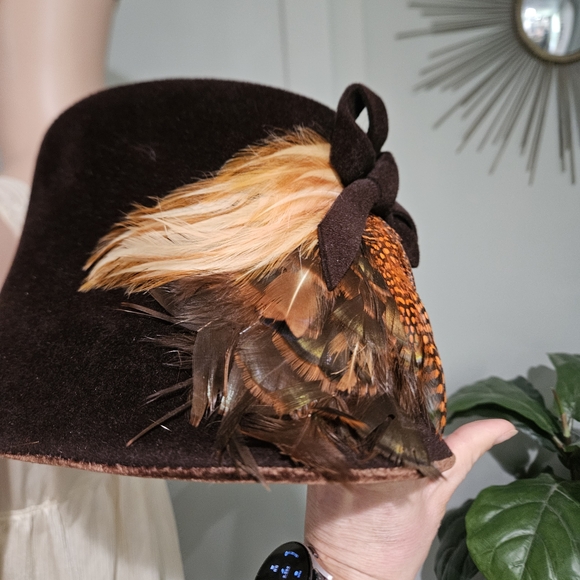 Vintage Lazurus Feather Velvet Cloche Hat — Made in Italy - Picture 15 of 16